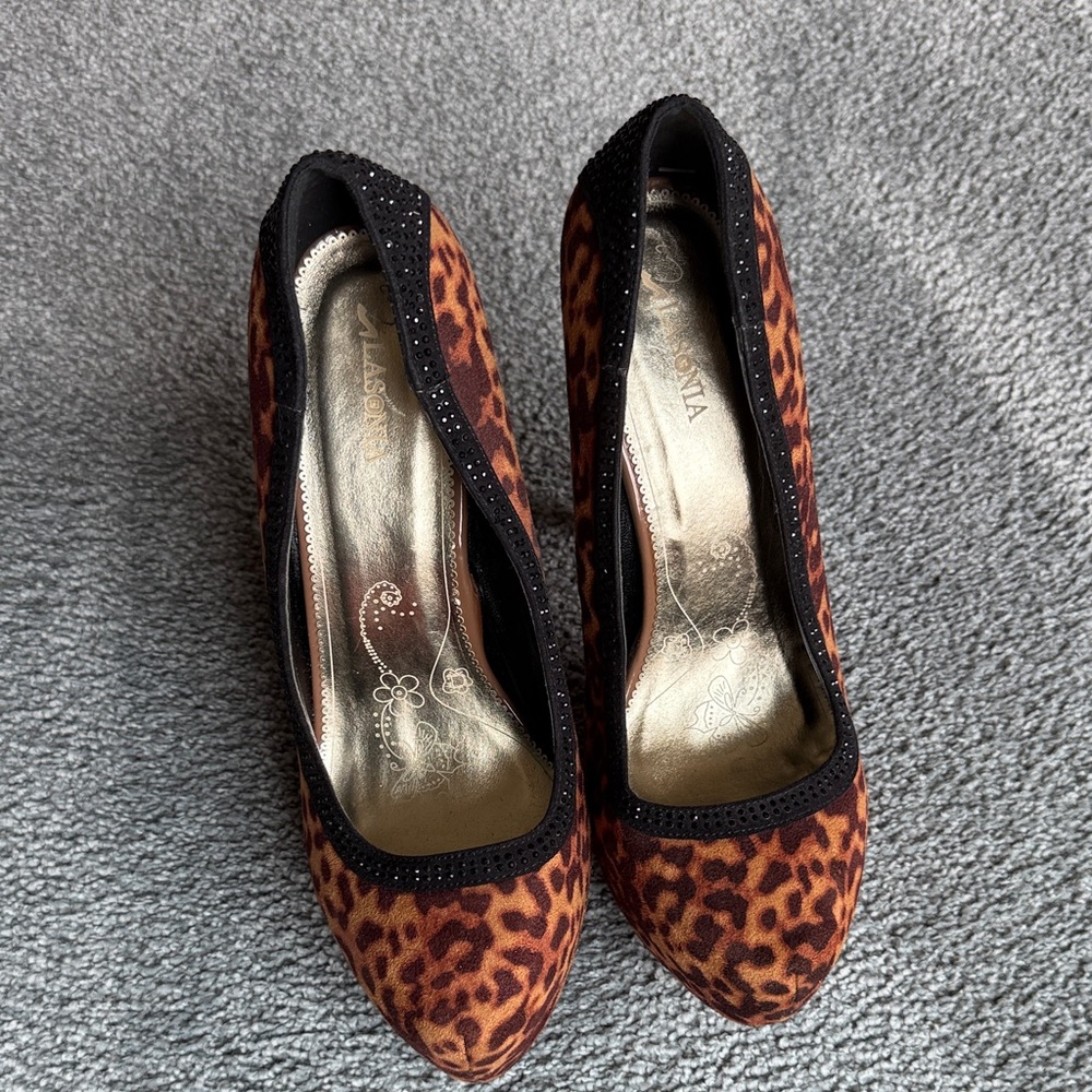 Lasonia Leopard Print w/Black Beaded High Heel Platform Shoes. Size 10